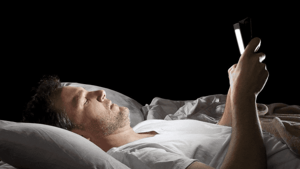 نقش موبایل و نور آبی در اختلال خواب