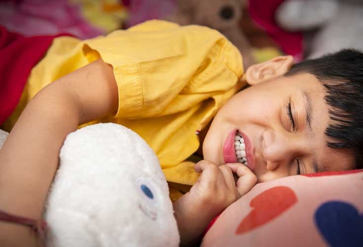 دندان قروچه؛ تهدیدی جدی برای دندان های طبیعی و ایمپلنت ها