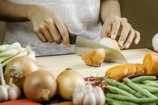 چرا پیاز اشکمان را در می آورد؟/ راه حل جلوگیری از اشک ریختن موقع خرد کردن پیاز