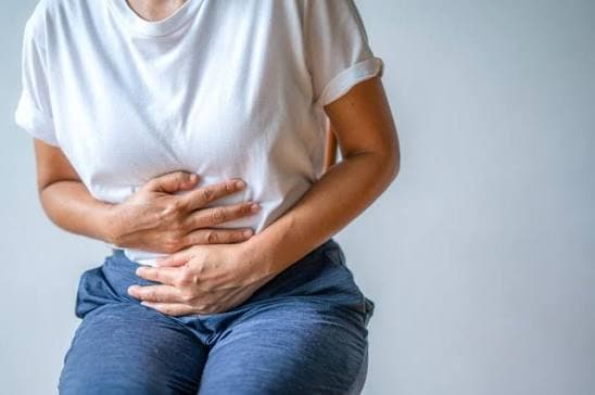 آیا خوردن آب نفخ می‌آورد؟