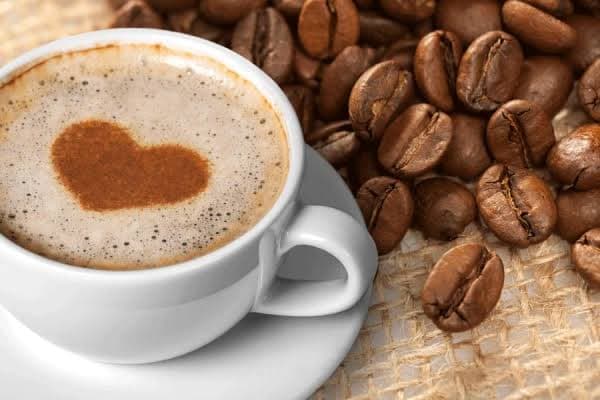 آیا مصرف قهوه و نوشیدنی های کافئین دار در دوران شیردهی مجاز است؟