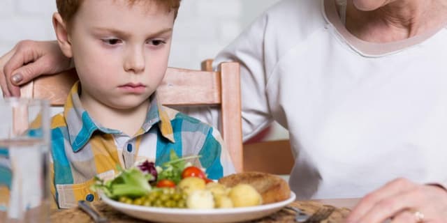 والدین کودکان کم‌اشتها را به غذا خوردن مجبور نکنند