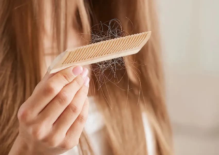 ۵ روش برای کاهش ریزش مو بدون دارو یا مکمل