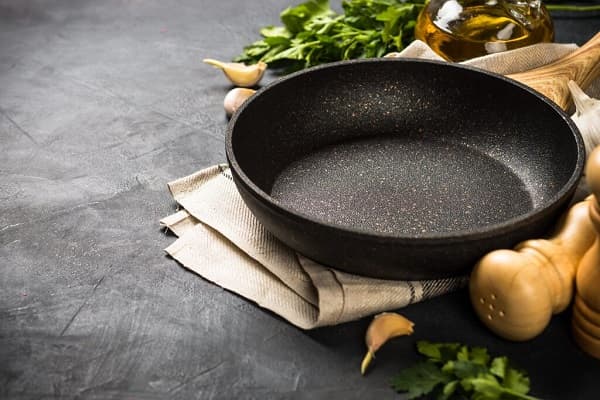 از ماهیتابه های تفلون این‌گونه استفاده نکنید به تب دود مبتلا می شوید!