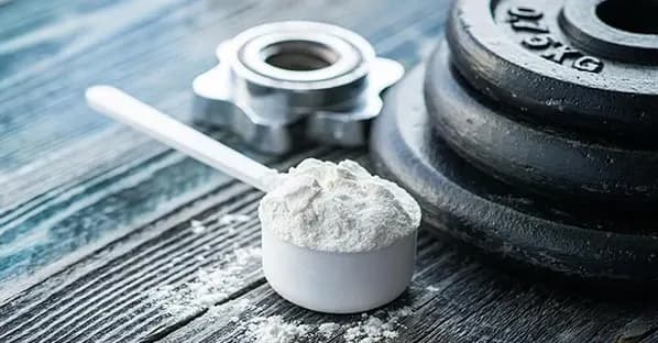 مکمل‌های کربوهیدراتی و الکترولیتی؛ بررسی تأثیر آنها بر عملکرد ورزشکاران