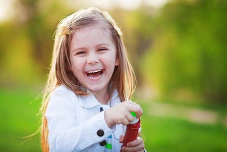 کودک با اعتماد به نفس بالا می خواهید؟ این گونه رفتار کنید