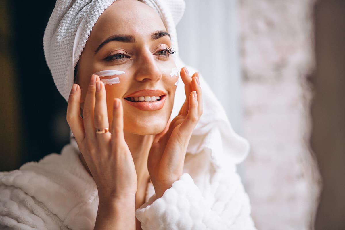 چرا استفاده روزانه از ضدآفتاب برای سلامت و زیبایی پوست ضروری است؟
