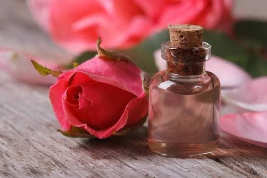 ۷ خاصیت دمنوش برگ سنا و گل محمدی