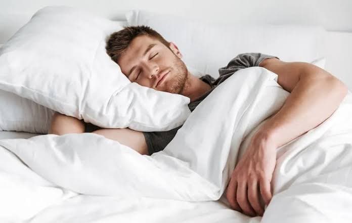 خواب آخر هفته؛ آیا جبران کم‌خوابی روزهای کاری واقعاً ممکن است؟