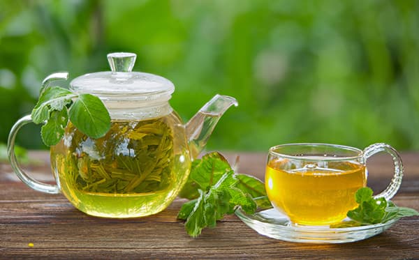 چای سبز و سلامت مغز؛ پژوهش‌های تازه از کاهش ضایعات ماده سفید مغز و کاهش خطر مرگ‌ومیر می‌گویند