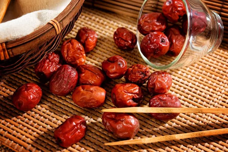 عناب فشار خون را بالا می‌برد یا پایین؟
