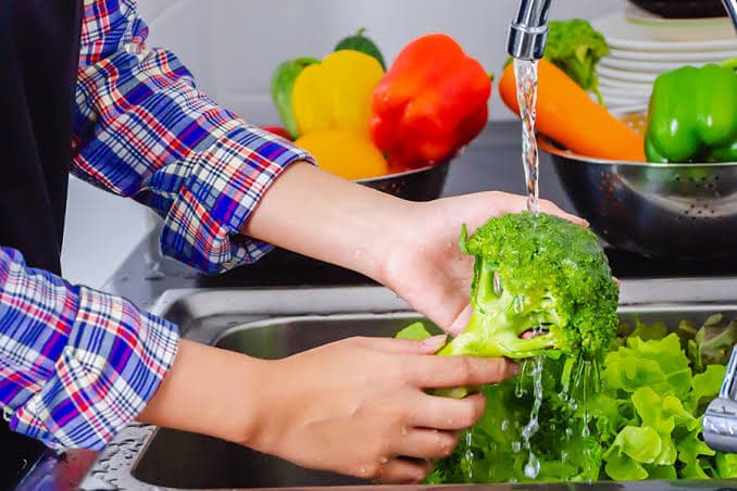 شست‌وشوی صحیح میوه و سبزیجات؛ راهکاری برای کاهش آلودگی‌های غذایی