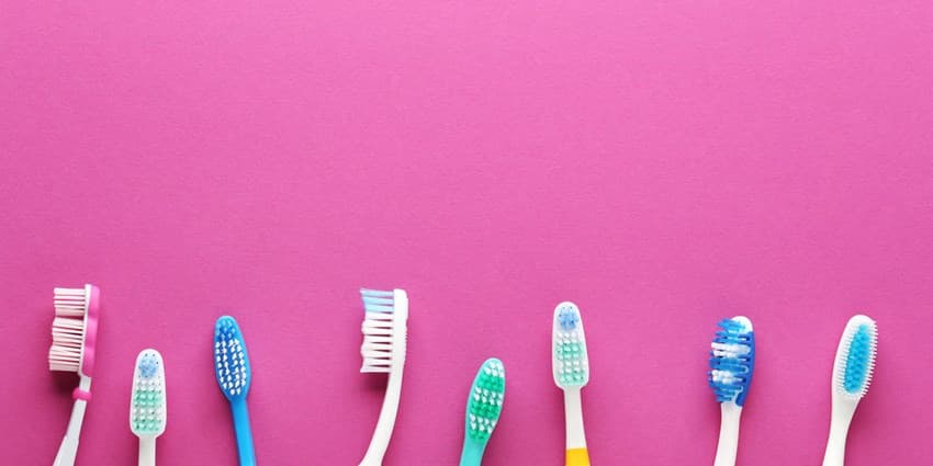 ۵ نکته مهم برای تمیز نگه داشتن مسواک؛ زمان مناسب تعویض؟ 