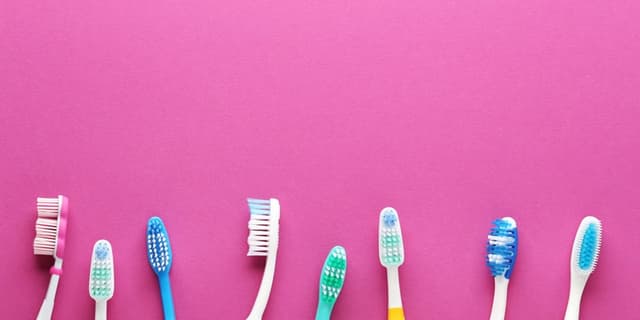 ۵ نکته مهم برای تمیز نگه داشتن مسواک؛ زمان مناسب تعویض؟ 