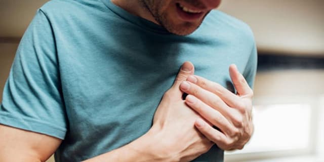چگونه بفهمیم درد سینه از قلب است یا معده؟