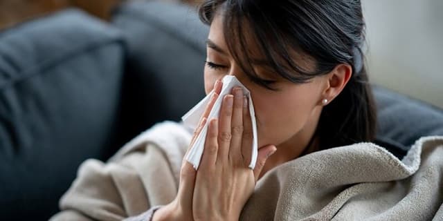 چرا گرفتگی بینی شب‌ها بدتر می‌شود؟
