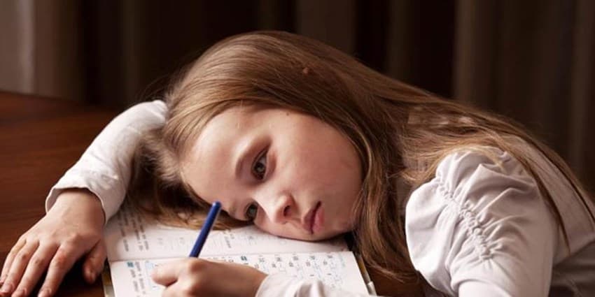 علائم تیروئیدِ کم‌کار در کودکان و نوجوانان