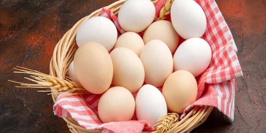 رنگ قهوه‌ای پوست تخم مرغ به چه معني است؟