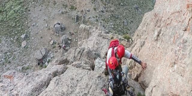 لحظات نفس‌گیر گرفتار شدن ۳ کوهنورد تهرانی در لبه پرتگاه