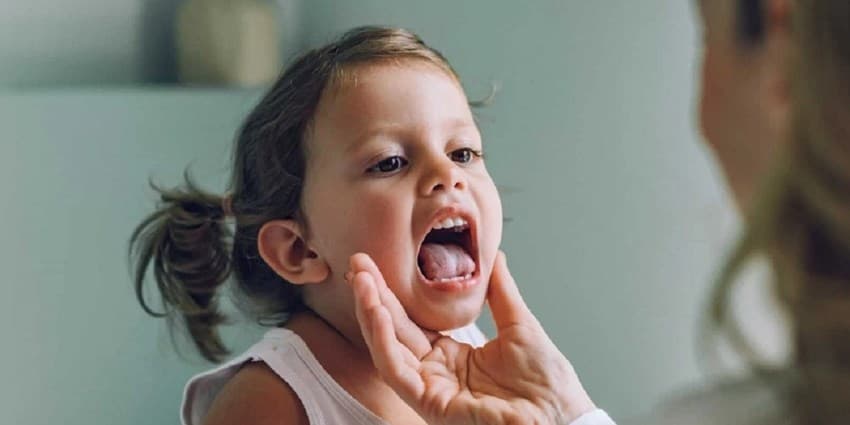 چرا با گلودرد از خواب بیدار می‌شویم؟