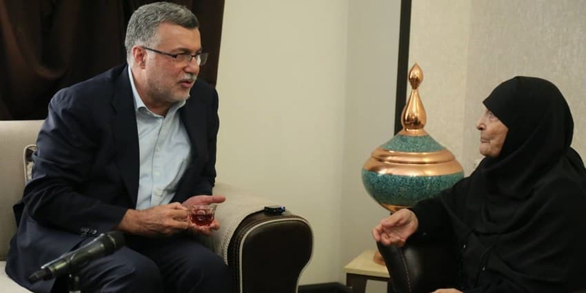 تجلیل وزیر بهداشت از مادر پرستاری نوین ایران