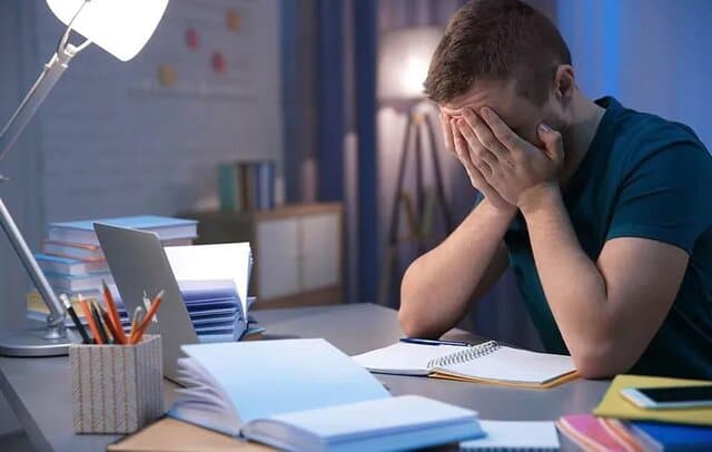 چرا شب های امتحان در سکوت رنج می کشیم ؛ پشت نقاب من خوبم.