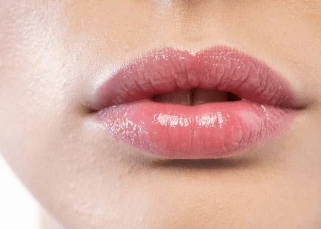 چرا لبها نازک میشوند؟