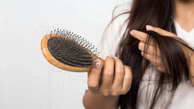 آیا آب سخت موجب ریزش مو میشود؟ حقیقت پشت این شایعات