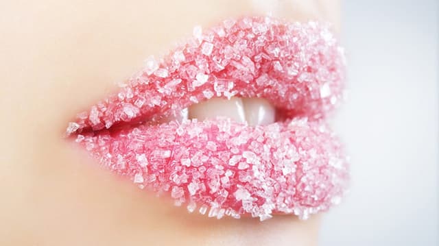 چگونه اسکراب لب خانگی بسازیم