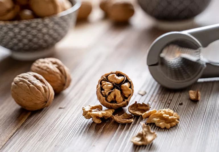 برای تقویت معده و کبد گردو بخورید