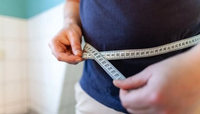 چرا در میانسالی با وجود کمخوری باز هم چاق میشویم؟