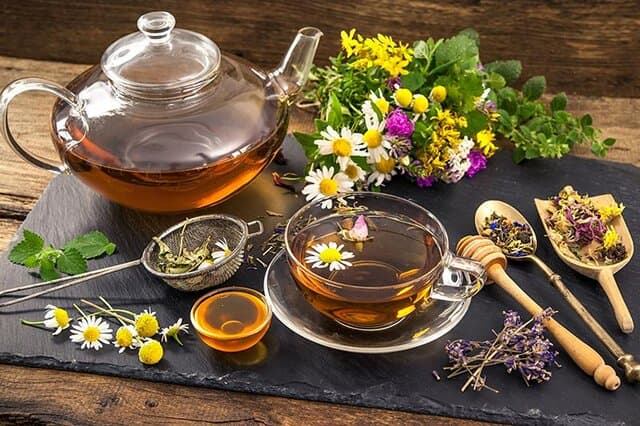 افزایش استقبال از دمنوشهای گیاهی؛ متخصصان بر مصرف متعادل تأکید کردند.