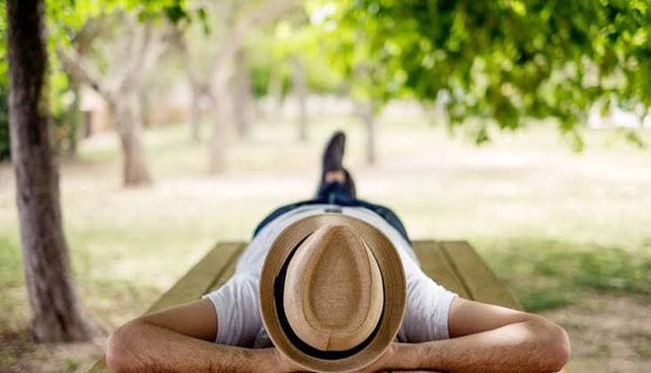 خواب بعدازظهر مفید است یا مضر؟ بهترین روش چرت زدن در طول روز