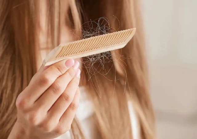 ۵ روش برای کاهش ریزش مو بدون دارو یا مکمل