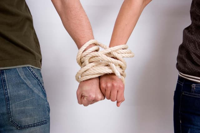 چگونه می توانیم مانع ایجاد وابستگی متقابل در روابط شویم؟/ اینفوگرافیک