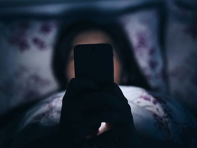 استفاده از شبکههای اجتماعی میتواند خواب را مختل کند