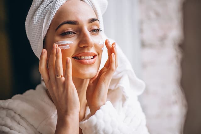 چرا استفاده روزانه از ضدآفتاب برای سلامت و زیبایی پوست ضروری است؟