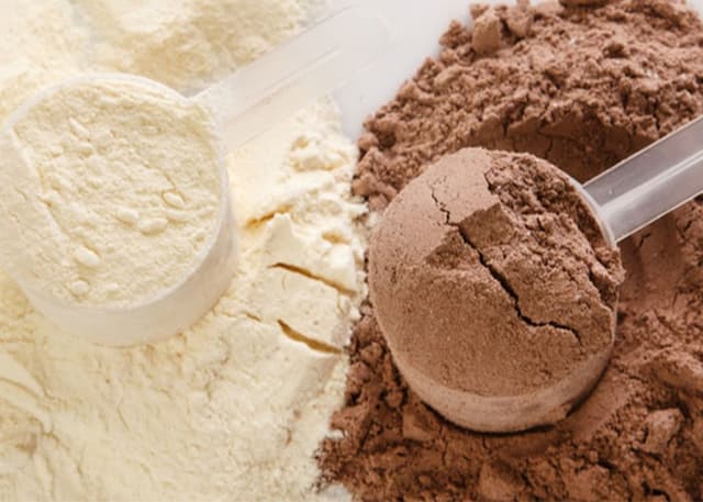 پروتئین وی یا کازئین؛ کدام مکمل برای عضلهسازی مناسبتر است؟