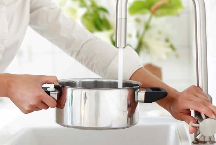 هرگز از آب داغ شیر برای آشپزی استفاده نکنید
