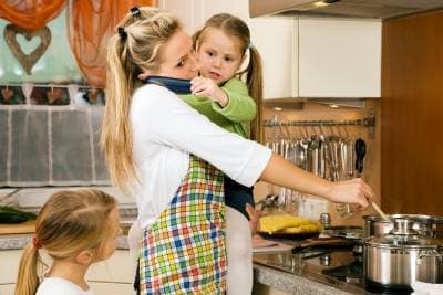 تابآوری زنان نباید به معنی تحمیل مسئولیتهای بیشتر بر دوش آنها تعبیر شود!