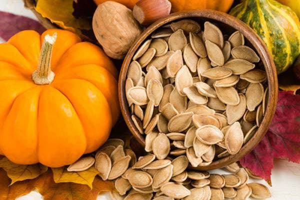 روزانه یک مشت از این تخمه بخورید؛ منبع منیزیم، پتاسیم و آرژنین است و فشار خونتان را تنظیم میکند