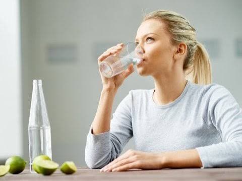 آیا نوشیدن آب سرد بعد از غذا برای همه مضر است؟