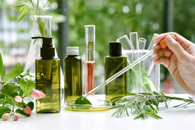 ترکیبات شیمیایی محصولات آرایشی و ضرورت ارزیابی ایمنی آنها