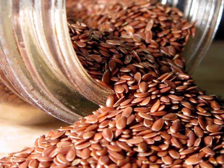 تخم کتان در طب سنتی؛ دانهای کوچک با کاربردهای مهم در سلامت گوارش