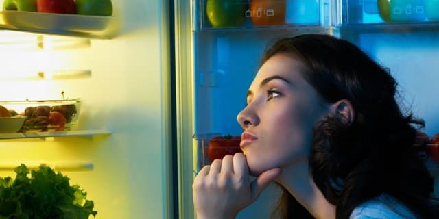 این مواد غذایی را قبل از خواب نخورید