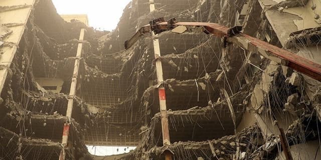 ریزش بخشی از سازه متروپل آبادان ۲ مصدوم و یک فوتی برجای گذاشت