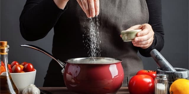 چرا غذا های شور استرس را زیاد می کنند؟