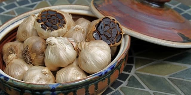 خواص شگقت انگیز سیر سیاه برای سلامتی