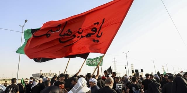 استفاده از جوراب ضخیم برای جلوگیری از تاول زدن پا در پیادهروی اربعین